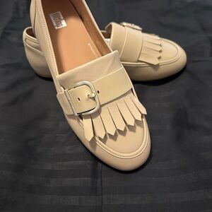 Fitflop Beige Loafers with Buckle and Fringe